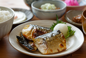 認知症予防の食事とは ？| 避けたい食べ物や認知症と腸の関係についても解説