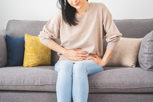 更年期の便秘はなぜ起こる？原因や対策、腸内環境との関係を解説