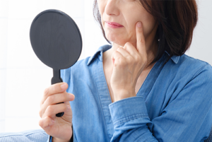 更年期の肌荒れはなぜ起こる？ 原因や対策、腸内環境との関係を解説