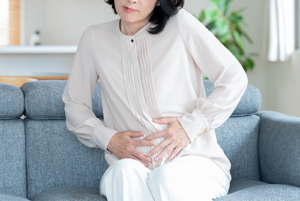 更年期の腸の不調を改善するには？主な原因と具体的な対策を解説
