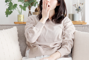 更年期に眠いのはなぜ？眠気の原因や対処法・受診の目安を解説